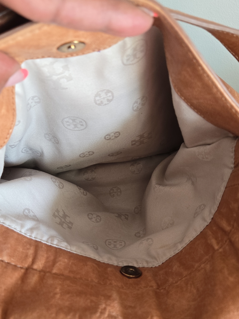 Tory Burch Tan Distressed Leather Flap Shoulder Bag with Gold Logo - Picture 12 of 14